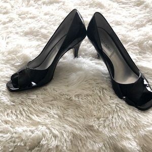 🌺Tahari Patent Leather Pump🌺
